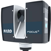 Der Faro Fokus S Laserscanner ist auf ein Stativ montiert.